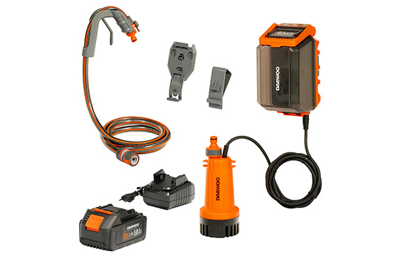 В комплект поставки входят все необходимые аксессуары для подключения шланга и надежного крепления бокса аккумулятора на краю резервуара или вертикальной поверхности рядом. Длина кабеля составляет 1,8 м.