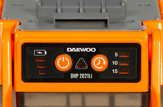 Насос оснащен таймером, который позволяет установить время работы насоса – 5, 10 или 15 мин. Затем насос отключается автоматически, что позволяет сохранить заряд батареи и дополнительно защищает двигатель от сухого хода.